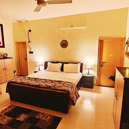 The Yellow House - Couple'S Getaway In Gomti Nagar- 1 Bhk ลัคเนา ภายนอก รูปภาพ