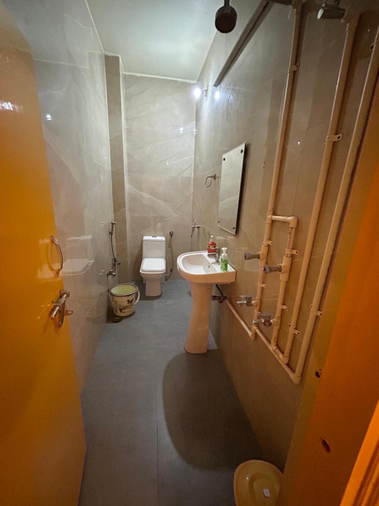 The Yellow House - Couple'S Getaway In Gomti Nagar- 1 Bhk ลัคเนา ภายนอก รูปภาพ