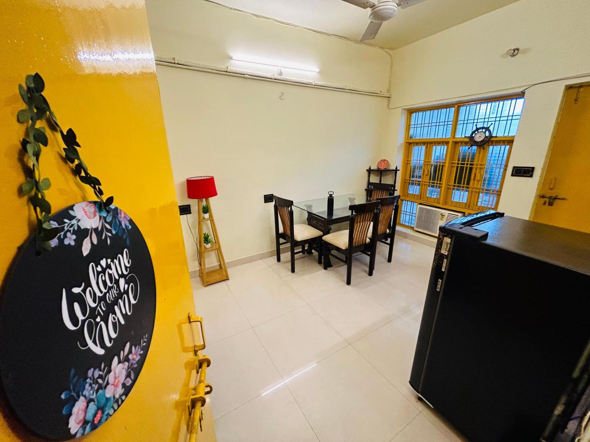 The Yellow House - Couple'S Getaway In Gomti Nagar- 1 Bhk ลัคเนา ภายนอก รูปภาพ