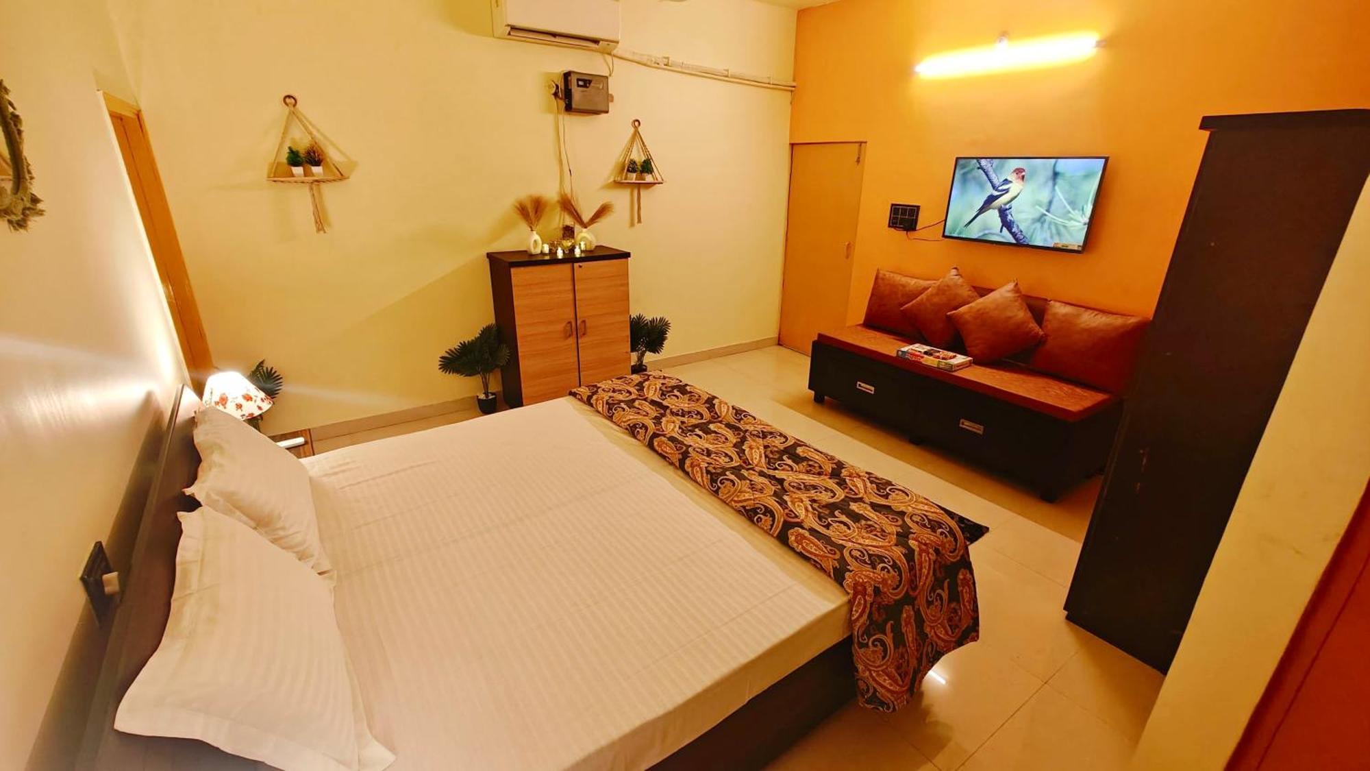 The Yellow House - Couple'S Getaway In Gomti Nagar- 1 Bhk ลัคเนา ภายนอก รูปภาพ