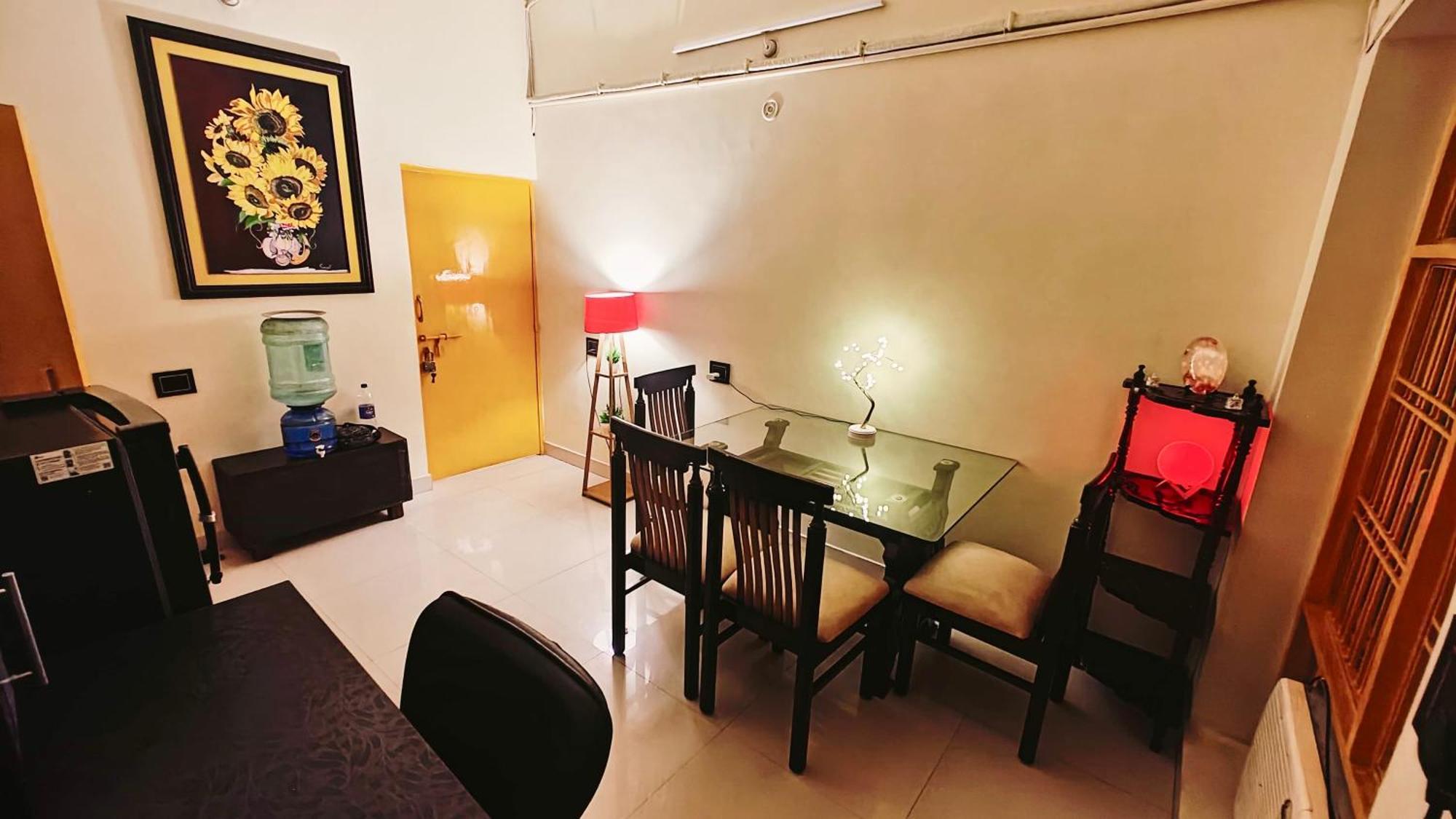 The Yellow House - Couple'S Getaway In Gomti Nagar- 1 Bhk ลัคเนา ภายนอก รูปภาพ